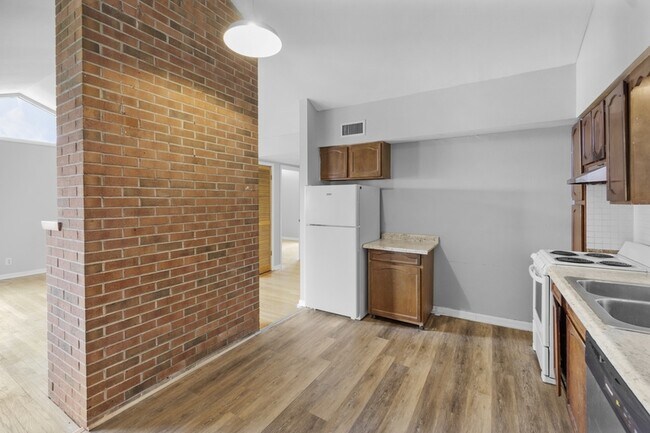 Photo - 101 Waldorf Pkwy