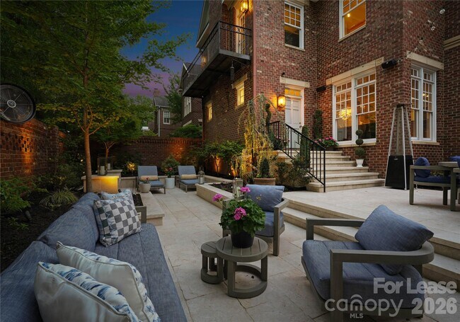 Photo - 1124 Dilworth Crescent Row