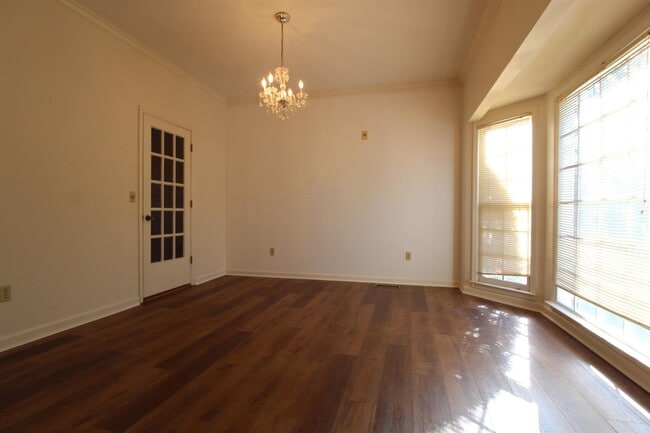 Photo - 228 Sunset Dr SE