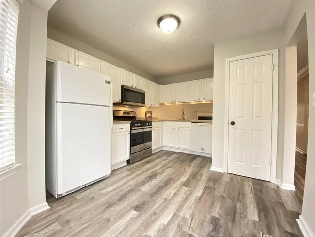 Photo - 1880 Lakestone Way