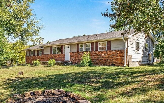 Photo - 1700 S Hills Dr House