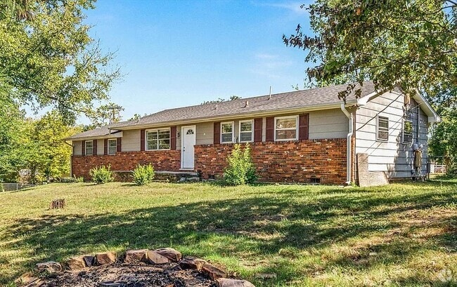 Building Photo - 1700 S Hills Dr Rental