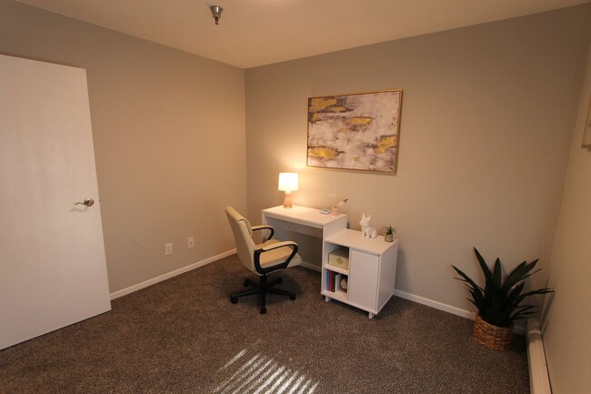 Building Photo - Large 2 bedroom at Lincoln Woods Apartment... Unit 311
