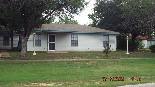 Building Photo - 927 W Formosa Blvd Rental