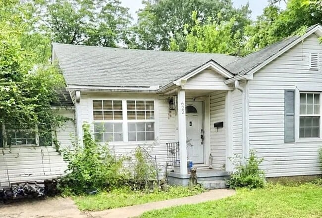 Building Photo - FREE MONTH RENT! Freshly Updated 3 Bedroom House