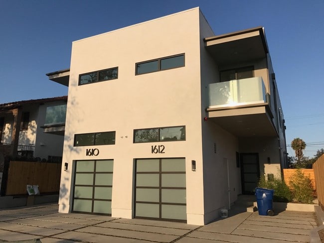 Front entrance - 1610 S Wooster St Unit 2
