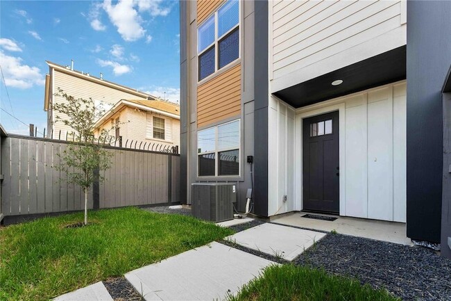 Photo - 2524 Live Oak St