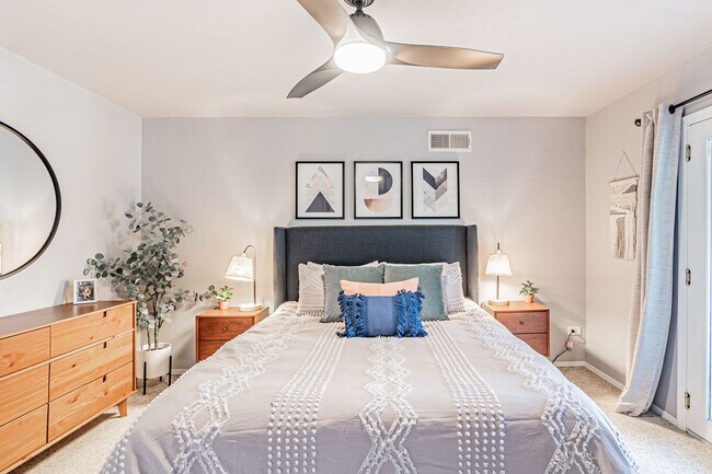 Photo - Vibrant 2 Bed 1 Bath Condo with Reserved S... Unidad 207