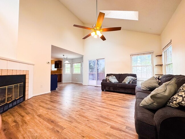 Photo - 4 bedroom with large backyard