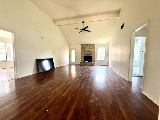 Photo - 2107 Willow Way