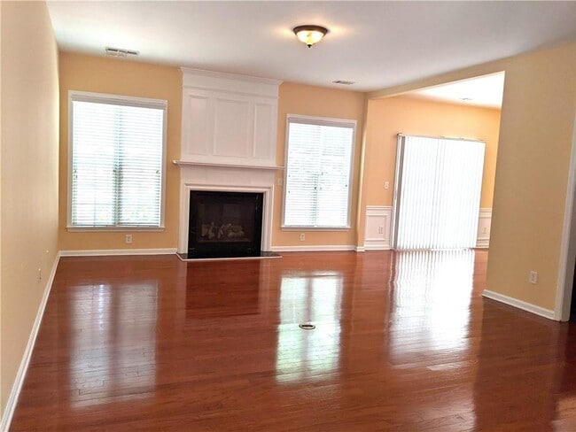 Photo - 310 Finchley Dr