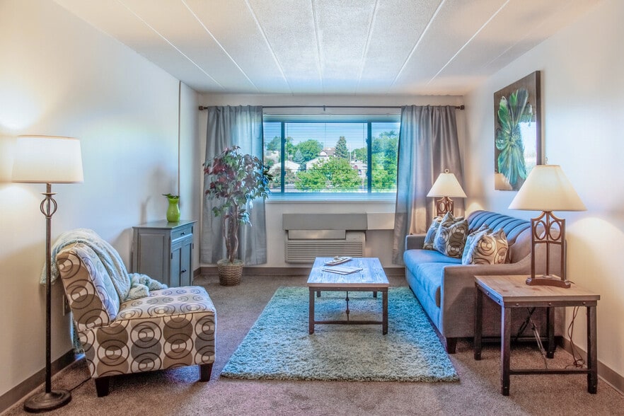 2BR, 1BA - 800 SF