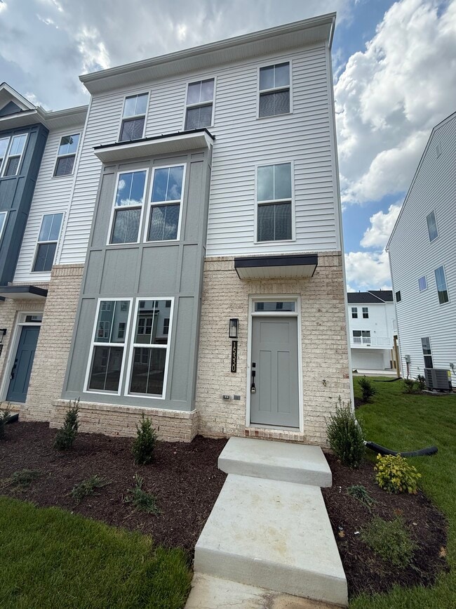 Building Photo - 15330 Oasis Sun Aly