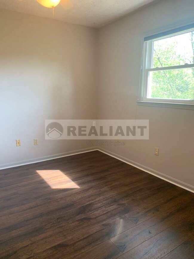 Photo - 215 Medlock Rd