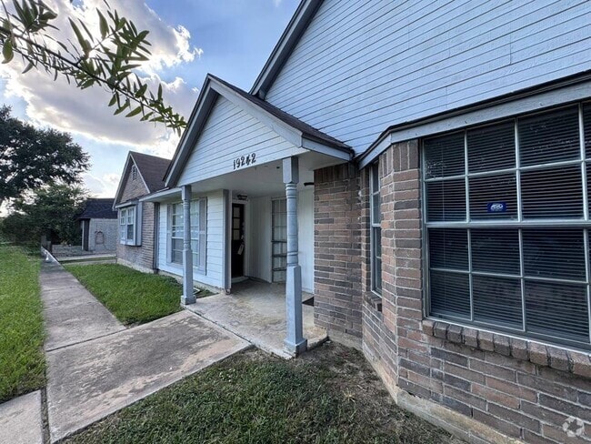 Building Photo - 19242 Woodglen Dr Rental