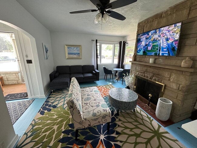 Photo - 918 W 4th St