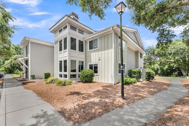 Building Photo - Fully Renovated 2BR/2BA with Sunroom Minutes from Waterfront Park & Ravenel Bridge Unit 11