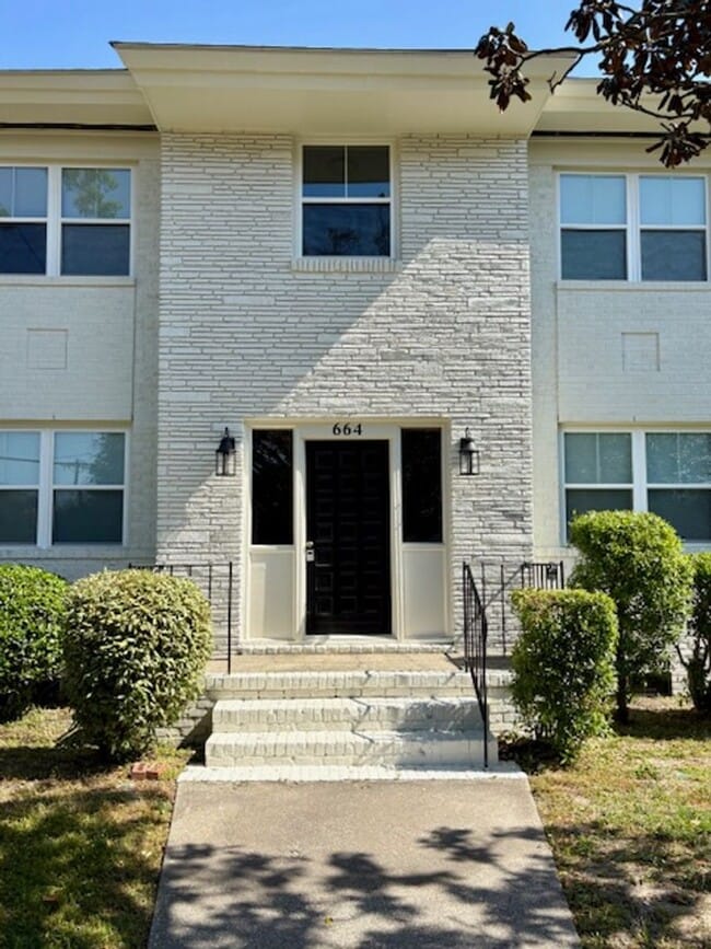 Building Photo - Newly Renovated Three Bedrooms Condo in South Windermere Unit D