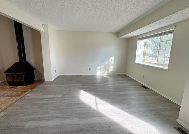 Photo - 965 London Green Way