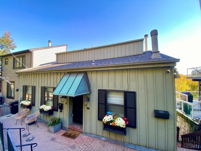 Jardín delantero/Entrada - 1005 Hill St Unidad A