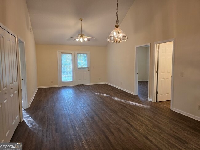 Photo - 585 Rushing St