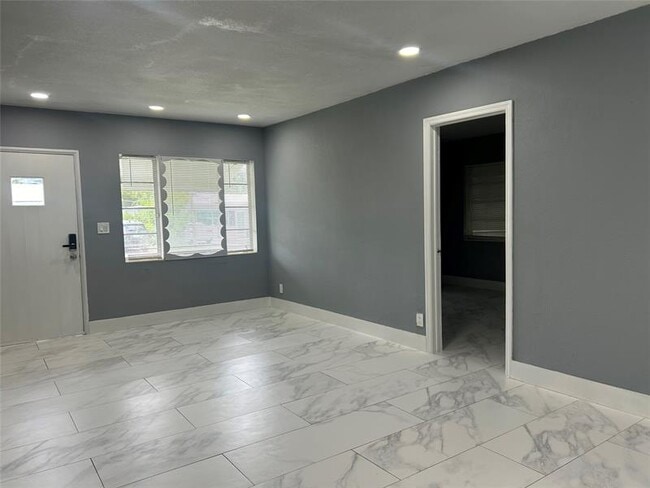 Building Photo - 2218 Roosevelt St Rental
