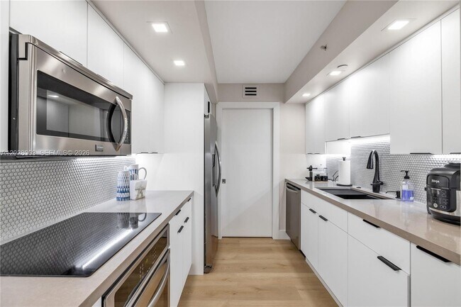 6917 Collins Ave Unit 1404