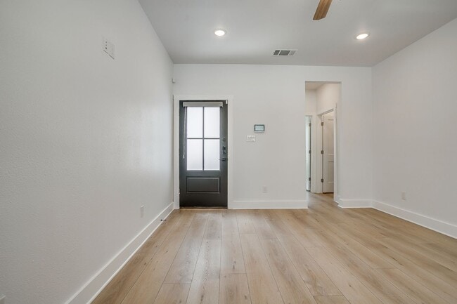 Photo - 2811 Forest Park Blvd Unidad 2026