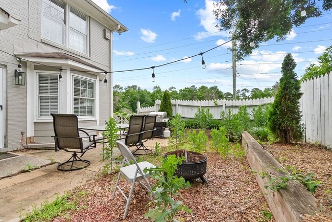 Photo - Nice 2 Bed 2.5 Bath House! Available Fall 2026!
