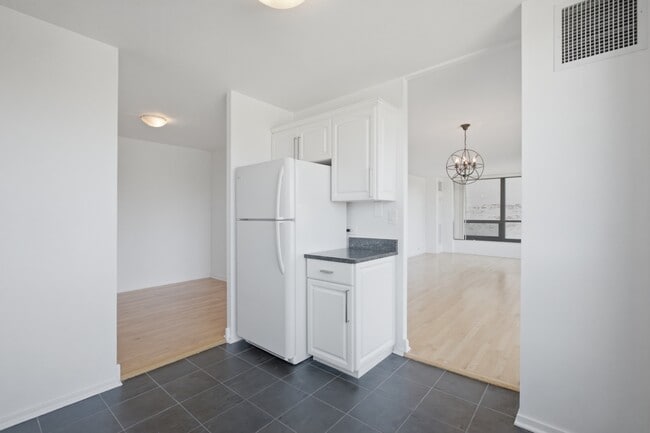 Building Photo - 2020 N Lincoln Park W Unit 2F