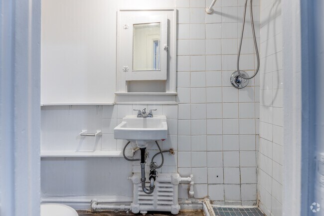 Bachelor - Bathroom - Bold Street Apartments