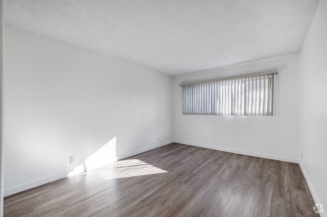 1BR, 1BA - 700SF - Bedroom