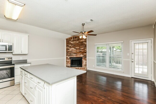 Photo - 216 Rosewood Ln