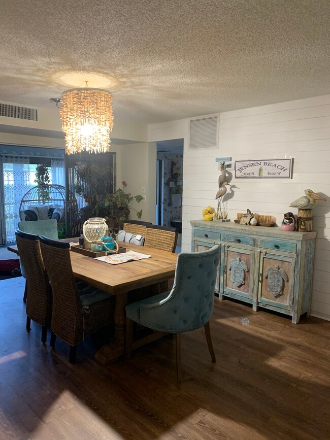 Dining area - 1411 NE 14th Ct Unit Beacon 21