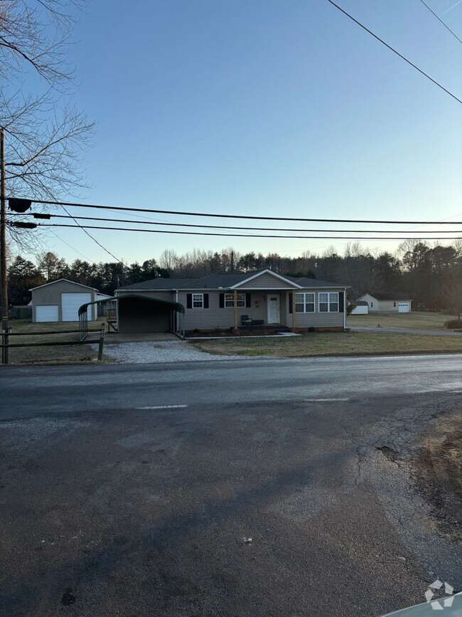 Building Photo - 3 Bedroom East Rowan Home