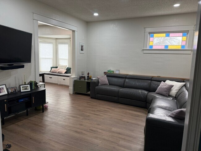 Photo - 801 Guernsey St