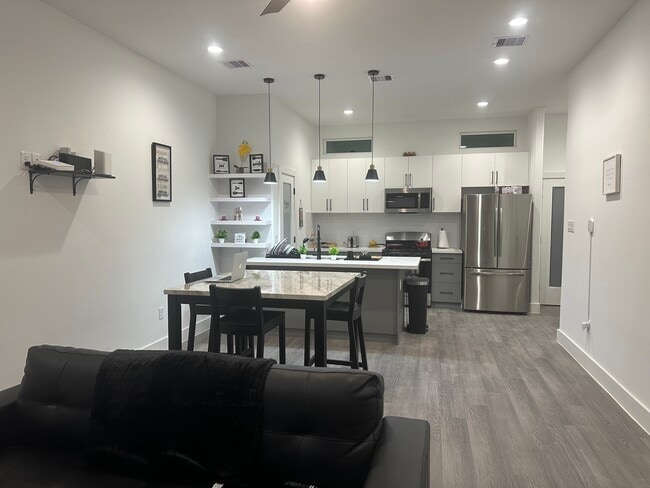 Photo - 3230 Reeves St
