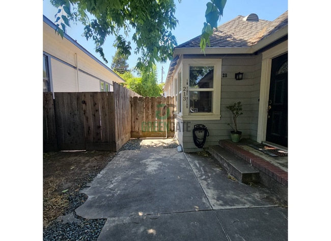 Building Photo - Gorgeous 1 Bedroom, 1 Bathroom Home Availa...