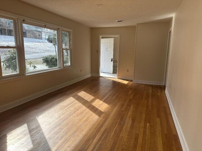 Photo - 970 Long Cres Dr