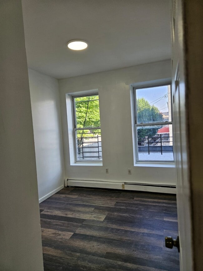 Building Photo - 997 Belmont Ave Unit 2R Rental