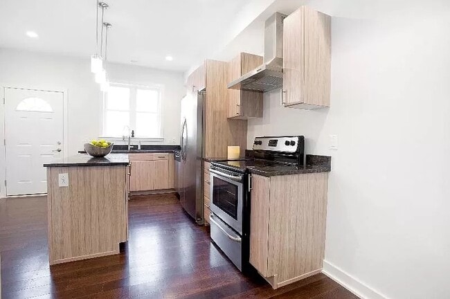 Photo - 2995 Livingston St