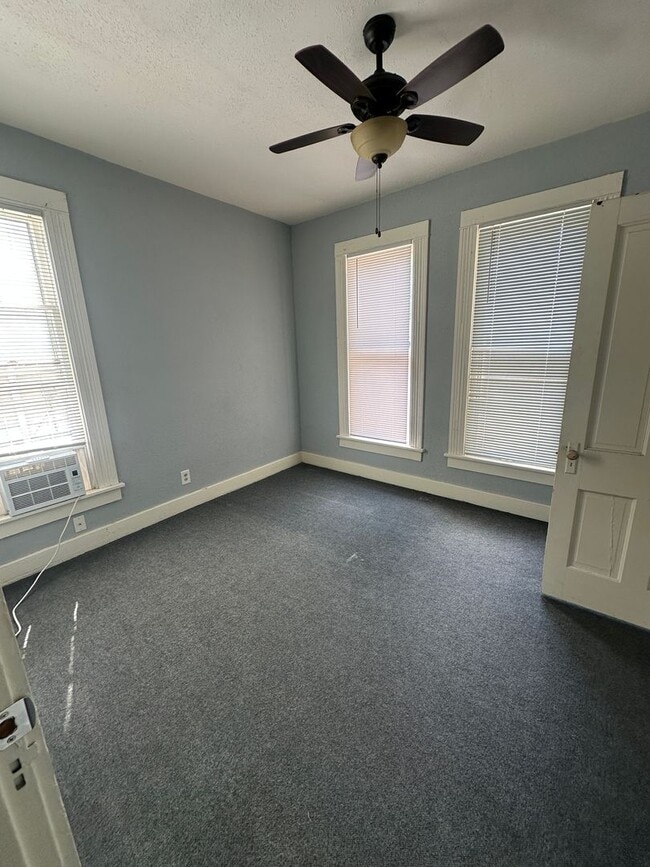 Photo - 705-707 W ASH Unidad Duplex!