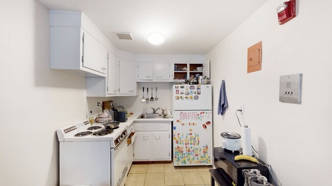 Photo - $2195 Brookline Studio on Beacon St - Heat and Hot Water Included