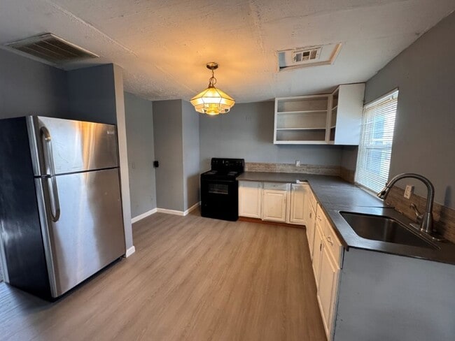 Photo - 1 bed brand new flooring and paint! easy application and move in!