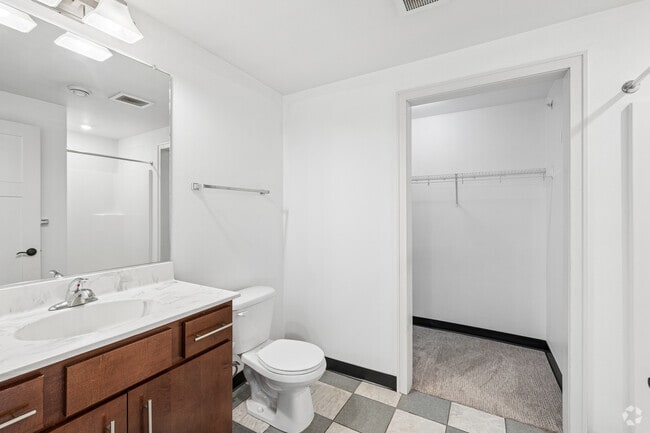 4A 4BR, 4BA - 1,589SF - Bathroom & Closet