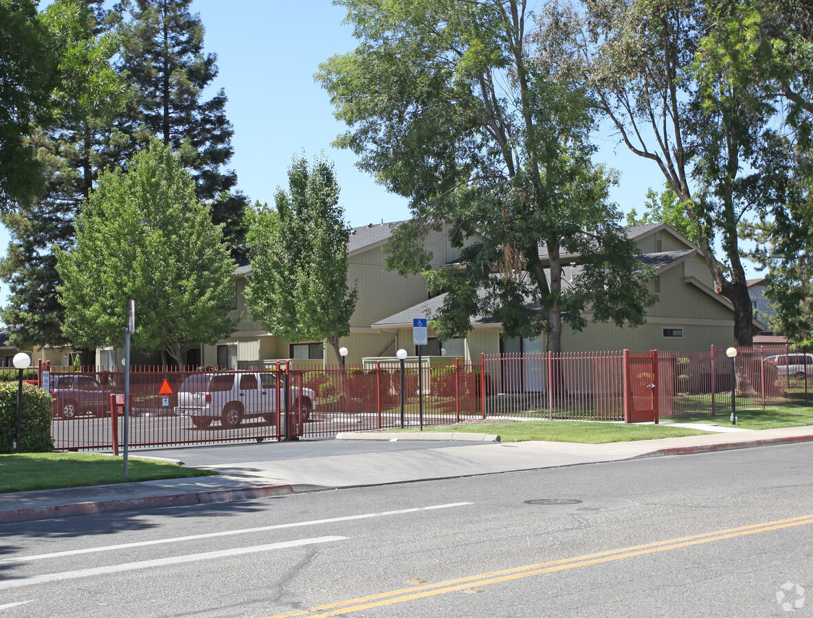 Oakridge Apartments - Oakridge Apartments