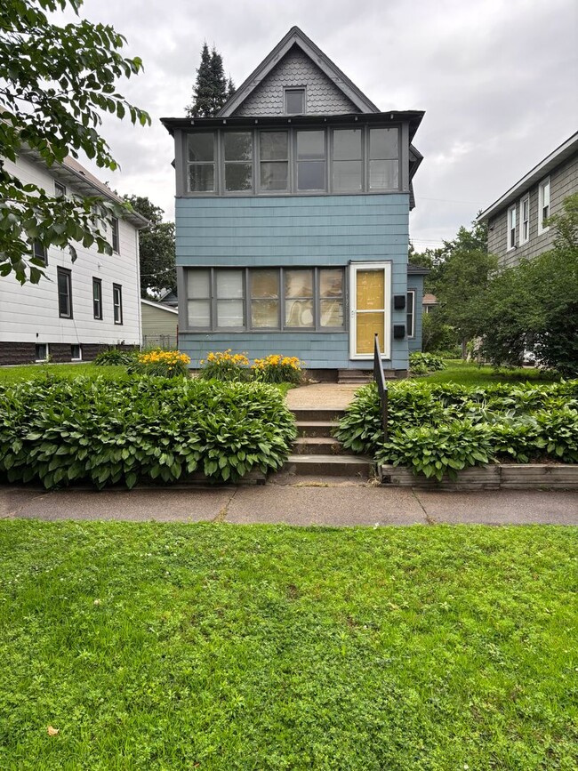 Building Photo - 1675 Van Buren Ave Unit Upper