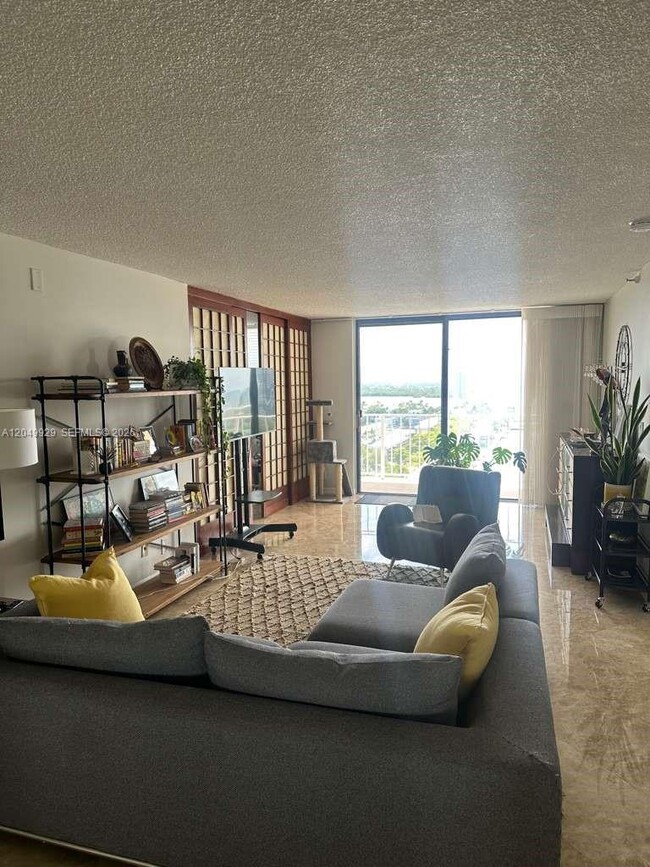 Photo - 290 174th St Unidad 2207