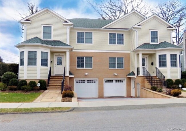 Building Photo - 114 Oak St Unit 114