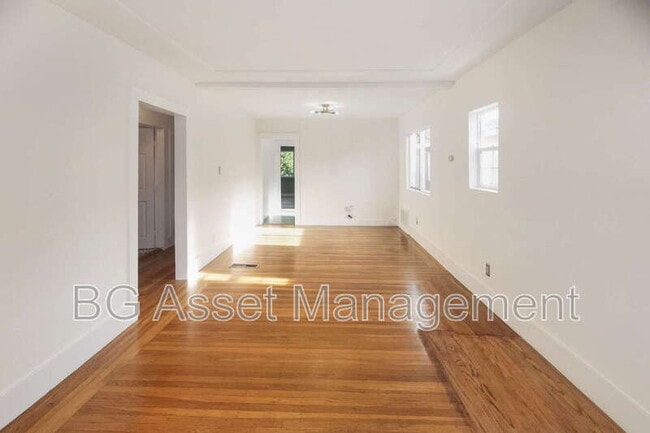 Photo - 5524 Shattuck Ave.